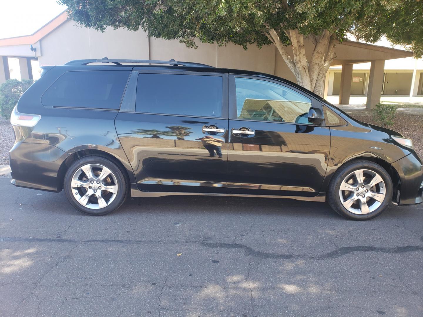 2013 /gray and black Toyota Sienna SE (5TDXK3DC9DS) with an 3.5L V6 DOHC 24V engine, 5-Speed Automatic transmission, located at 323 E Dunlap Ave., Phoenix, AZ, 85020, (602) 331-9000, 33.567677, -112.069000 - 2013 Toyota Sienna SE,....EXCELLENT condition,..... A Real Must See!!.... No accidents, Clean inside and out, Power everything, Ice cold ac, Third row seating, Rear ac second and third seats, Clean Gray and black interior with black cloth seats in near perfect condition and the van is gorgeous. Ster - Photo#4